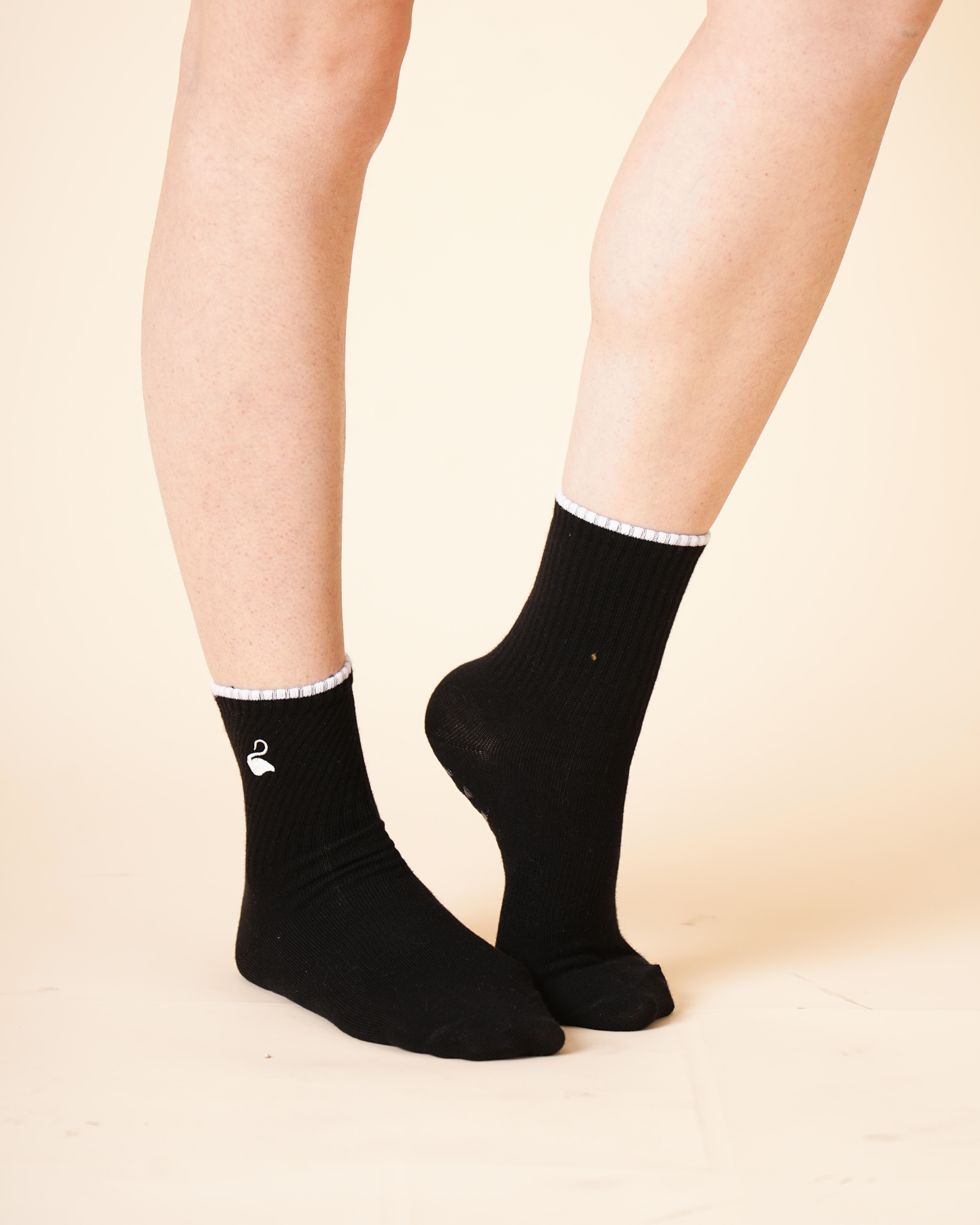 Linea Contrast Crew Grip Socks in Black